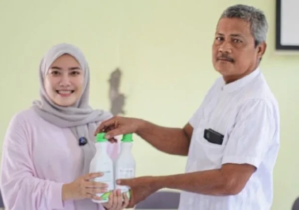 Dorong Petani Makin Produktif, Desi Ferawati Salurkan Pupuk Cair untuk 150 Poktan di Kabupaten Serang
