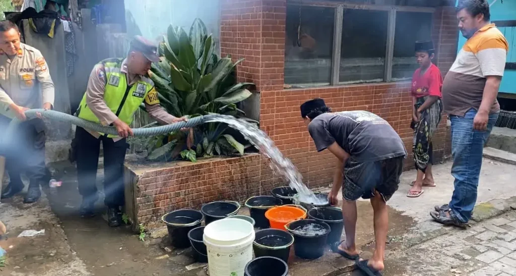 Bantu Warga Hadapi Kekeringan, Polsek Cikande Distribusikan 8.000 Liter Air Bersih