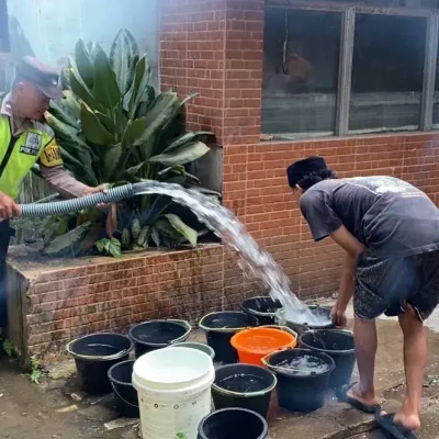 Bantu Warga Hadapi Kekeringan, Polsek Cikande Distribusikan 8.000 Liter Air Bersih