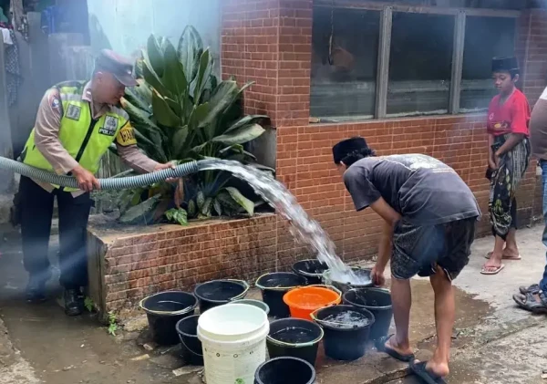 Bantu Warga Hadapi Kekeringan, Polsek Cikande Distribusikan 8.000 Liter Air Bersih