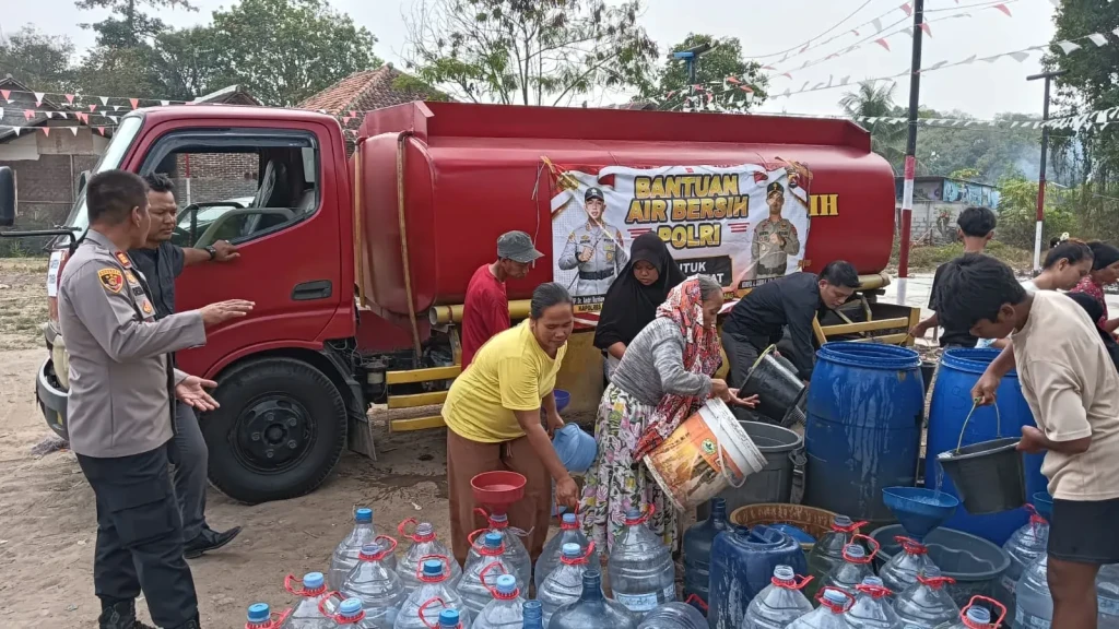 Krisis Air di Tengah Kemarau, 6.000 Liter Air Bersih Disalurkan ke Warga Renged