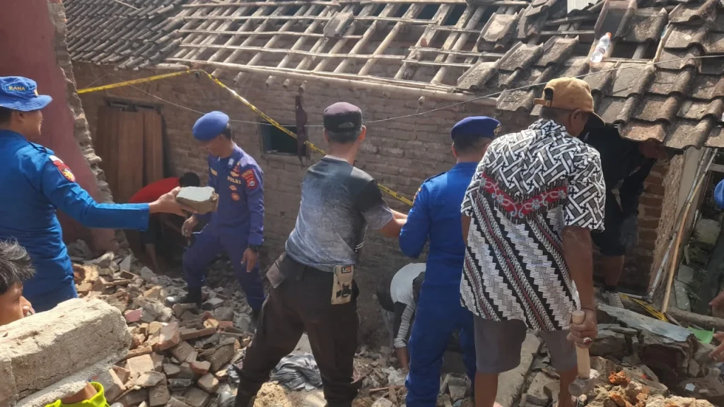 Polisi Hadir di Tengah Duka, Puing Pascaledakan Panimbang Dibersihkan Bersama Warga
