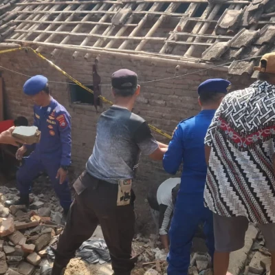 Polisi Hadir di Tengah Duka, Puing Pascaledakan Panimbang Dibersihkan Bersama Warga