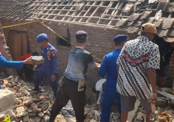 Polisi Hadir di Tengah Duka, Puing Pascaledakan Panimbang Dibersihkan Bersama Warga