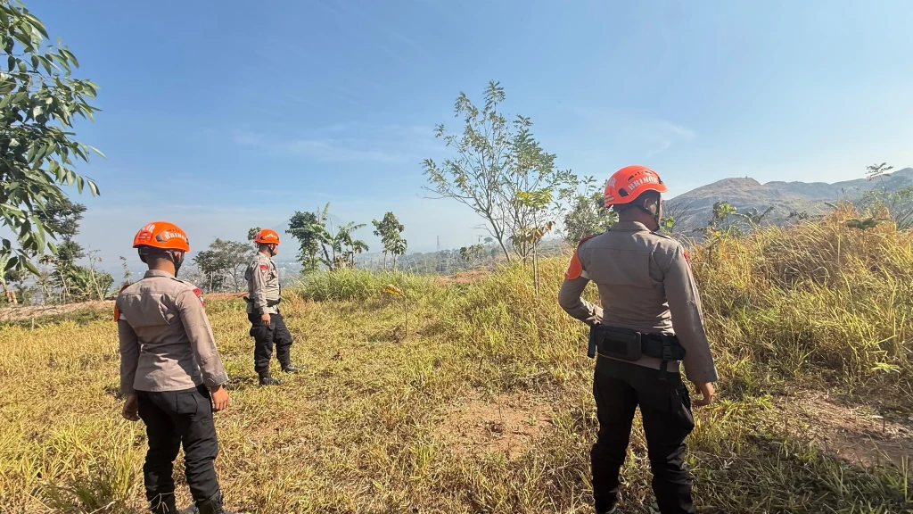 Antisipasi Kebakaran Hutan, Tim SAR Brimob Turun Langsung Sisir Gunung Geulis