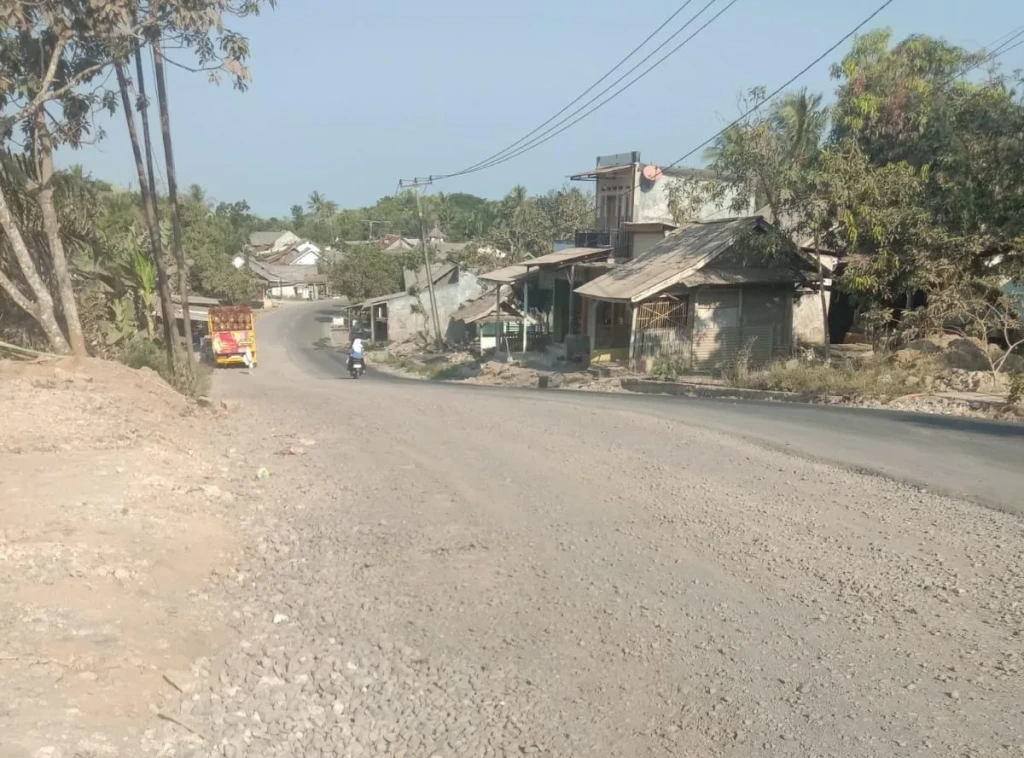 Proyek Jalan Rp18 Miliar Dikeluhkan, Warga Cikeusik-Cibaliung Terganggu Debu