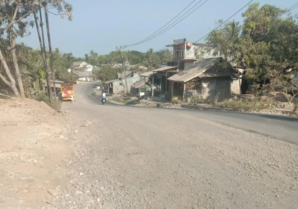 Proyek Jalan Rp18 Miliar Dikeluhkan, Warga Cikeusik-Cibaliung Terganggu Debu