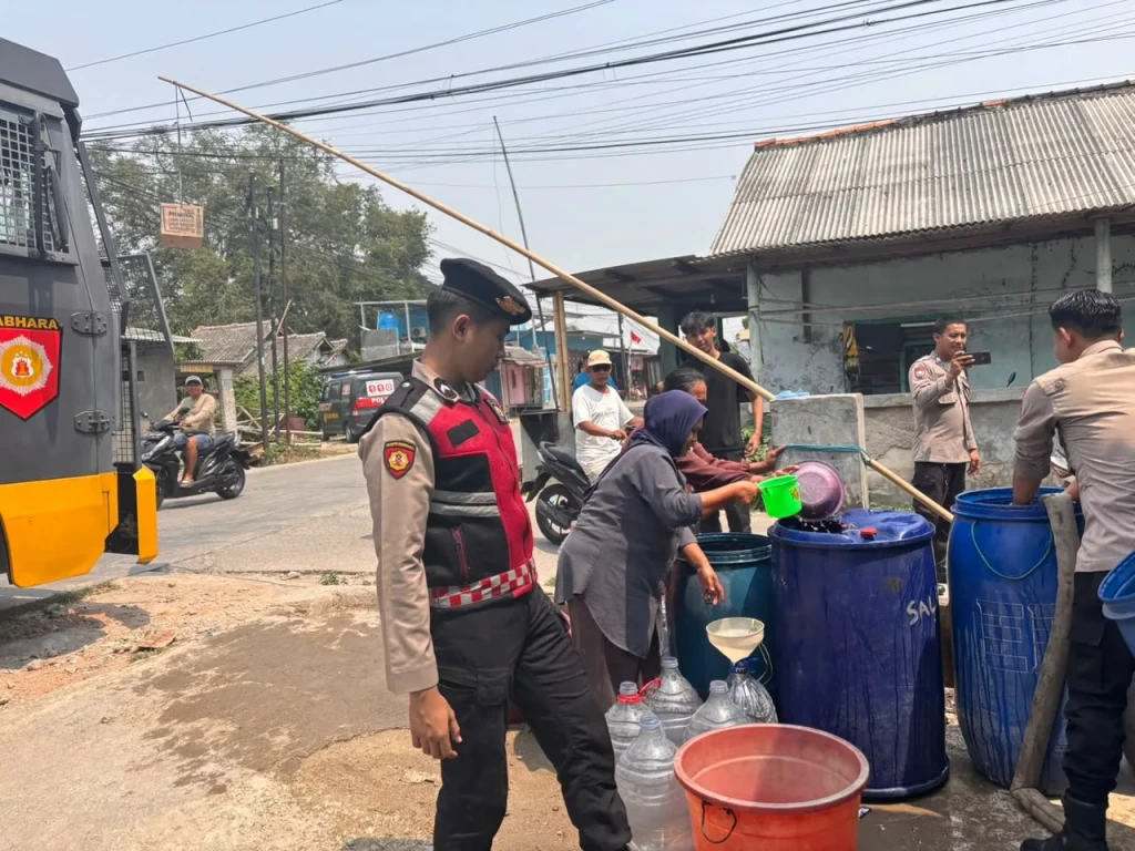 Krisis Air Bersih, Polres Serang Salurkan Bantuan ke Kubang Puji