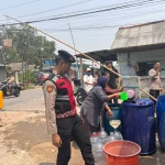 Krisis Air Bersih, Polres Serang Salurkan Bantuan ke Kubang Puji