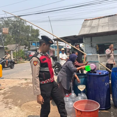Krisis Air Bersih, Polres Serang Salurkan Bantuan ke Kubang Puji