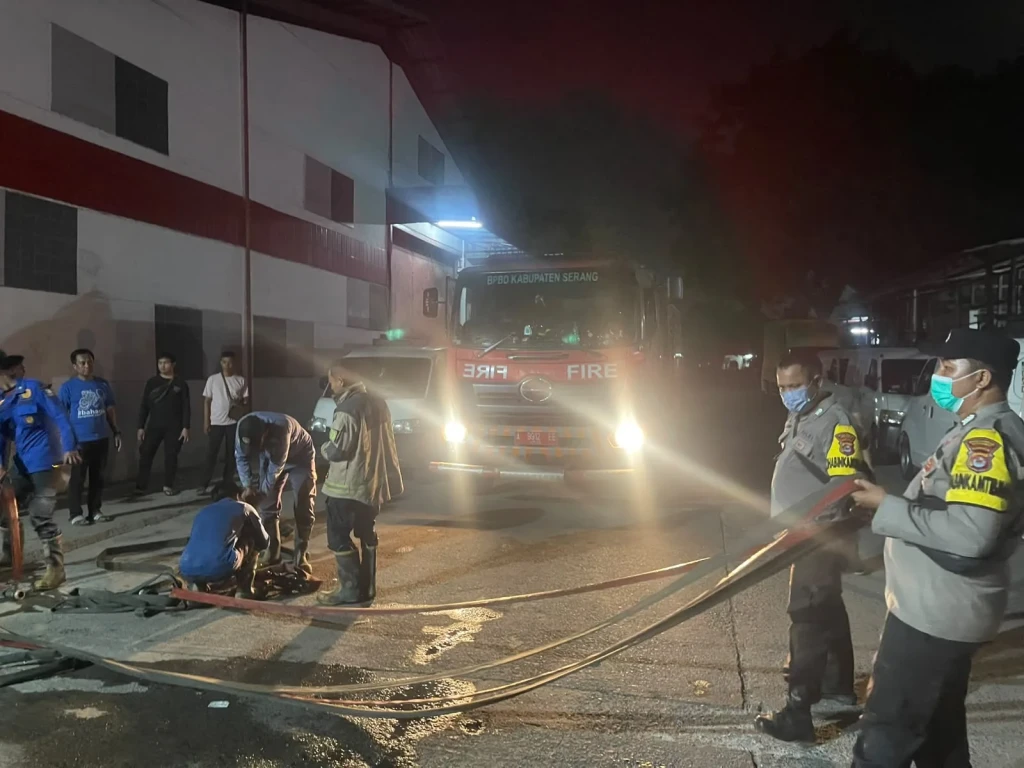 Lahan Kosong di Kragilan Terbakar, Polisi dan Damkar Turun Tangan