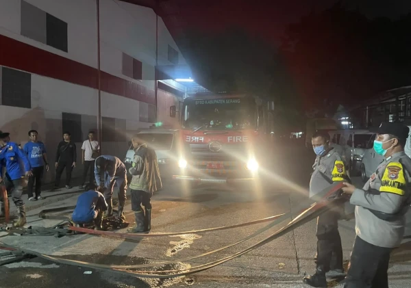 Lahan Kosong di Kragilan Terbakar, Polisi dan Damkar Turun Tangan