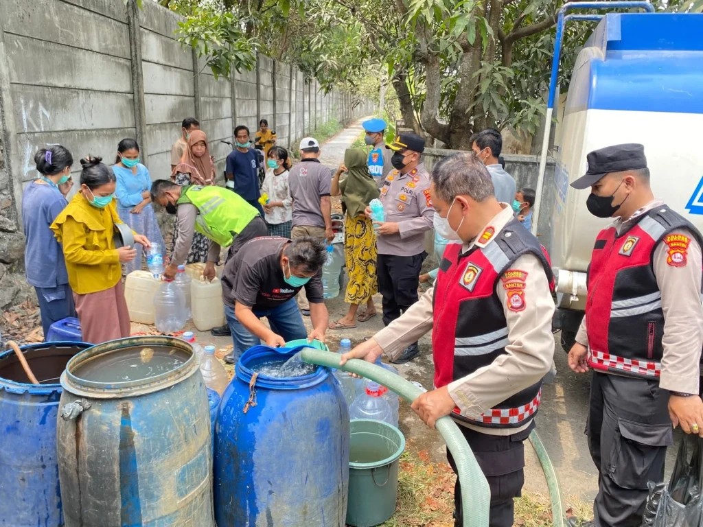 Warga Desa Koper Dapat Bantuan Air Bersih dan Masker dari Polsek Cikande