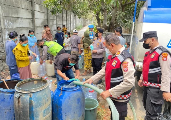 Warga Desa Koper Dapat Bantuan Air Bersih dan Masker dari Polsek Cikande
