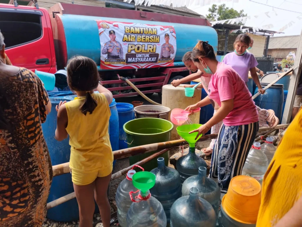 Warga Nambo Ilir Kesulitan Air, Polsek Cikande Kirim 8.000 Liter