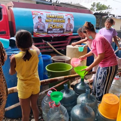 Warga Nambo Ilir Kesulitan Air, Polsek Cikande Kirim 8.000 Liter