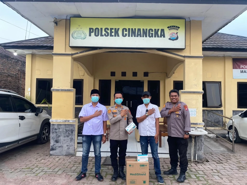 Lindungi Warga dari Abu Vulkanik, SMSI Serang dan Polsek Cinangka Bagikan 1.000 Masker