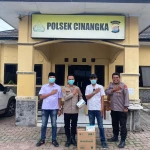 Lindungi Warga dari Abu Vulkanik, SMSI Serang dan Polsek Cinangka Bagikan 1.000 Masker