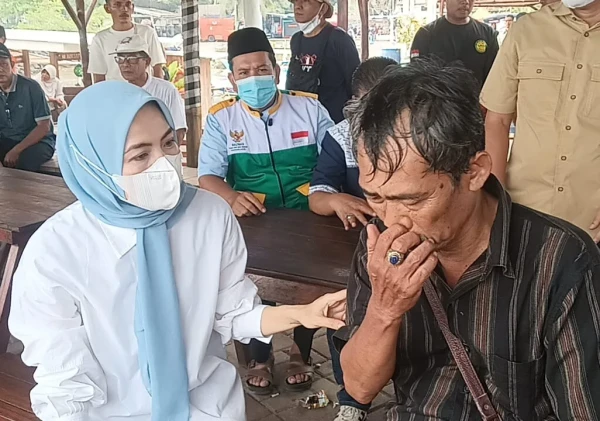 Keluarga Masih Menanti, Bupati Serang dan Wamendigi Datang ke Posko SAR Carita