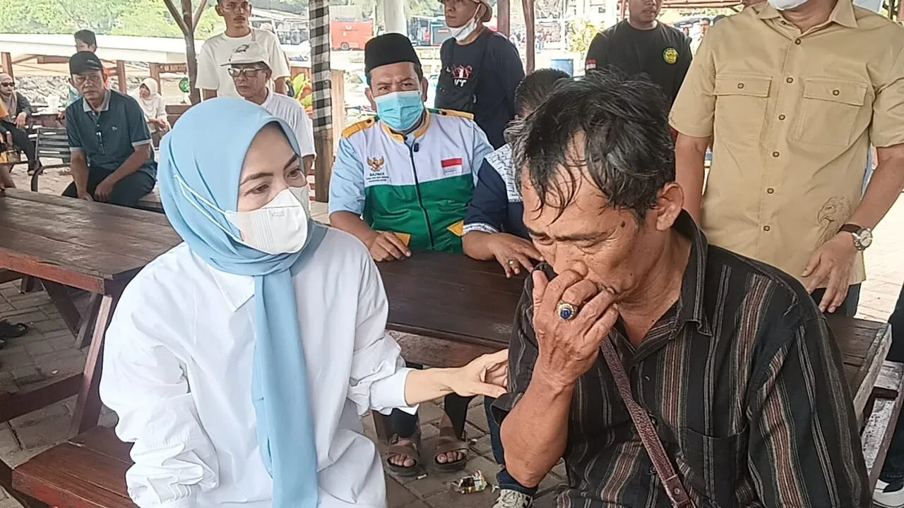 Keluarga Masih Menanti, Bupati Serang dan Wamendigi Datang ke Posko SAR Carita