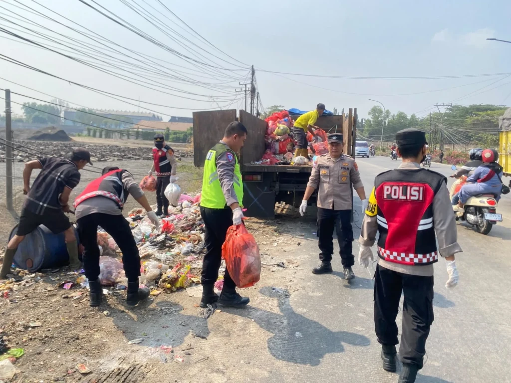 Tumpukan Sampah di Jalur Serang–Jakarta Dibersihkan, Warga Diingatkan
