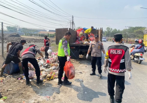 Tumpukan Sampah di Jalur Serang–Jakarta Dibersihkan, Warga Diingatkan
