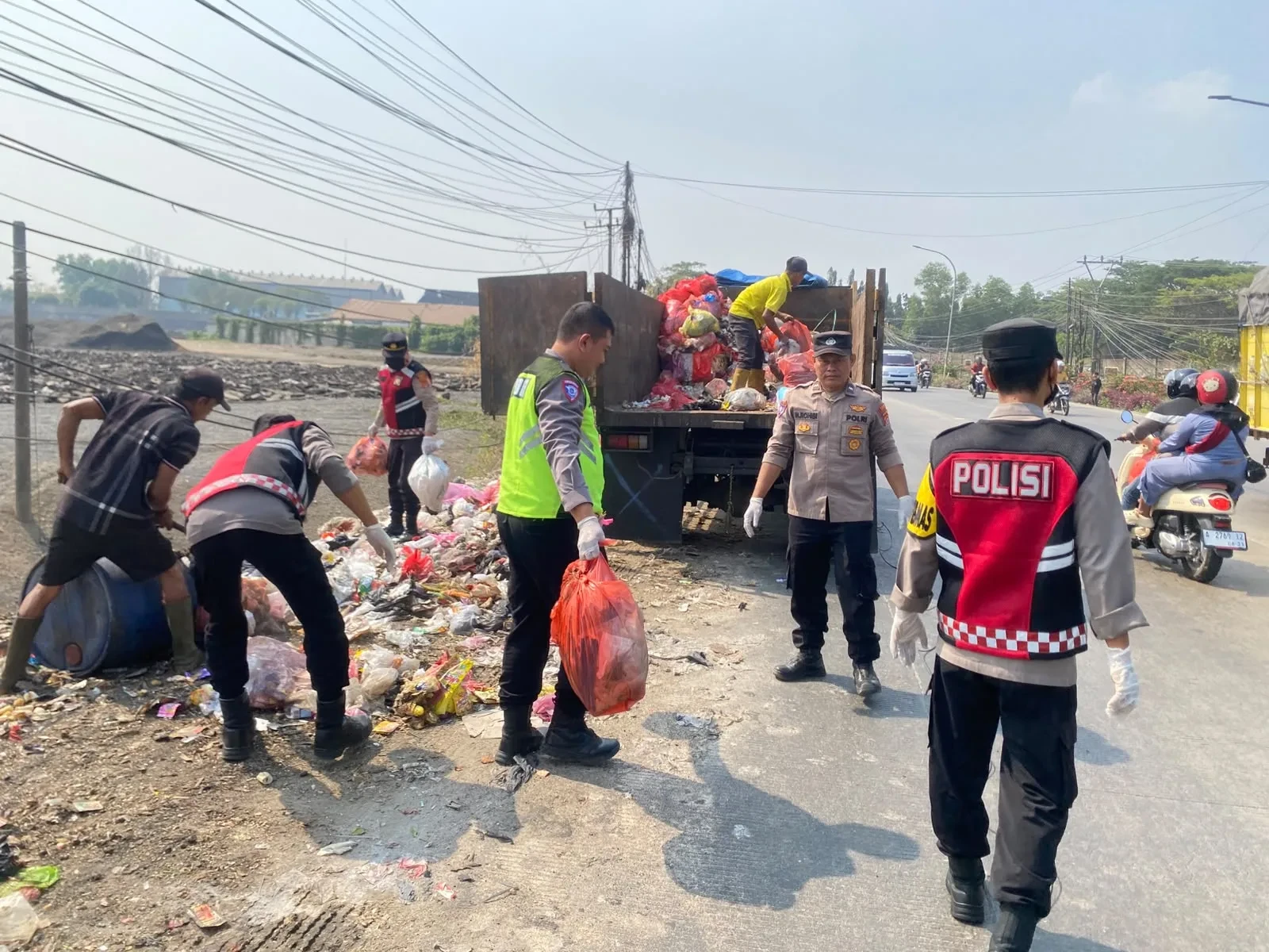 Tumpukan Sampah di Jalur Serang–Jakarta Dibersihkan, Warga Diingatkan