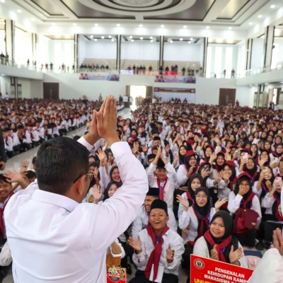 Dulu Tak Mampu Langsung Kuliah, Kini Andra Soni Motivasi 4.966 Mahasiswa Uniba