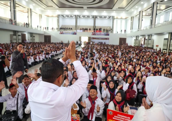 Dulu Tak Mampu Langsung Kuliah, Kini Andra Soni Motivasi 4.966 Mahasiswa Uniba