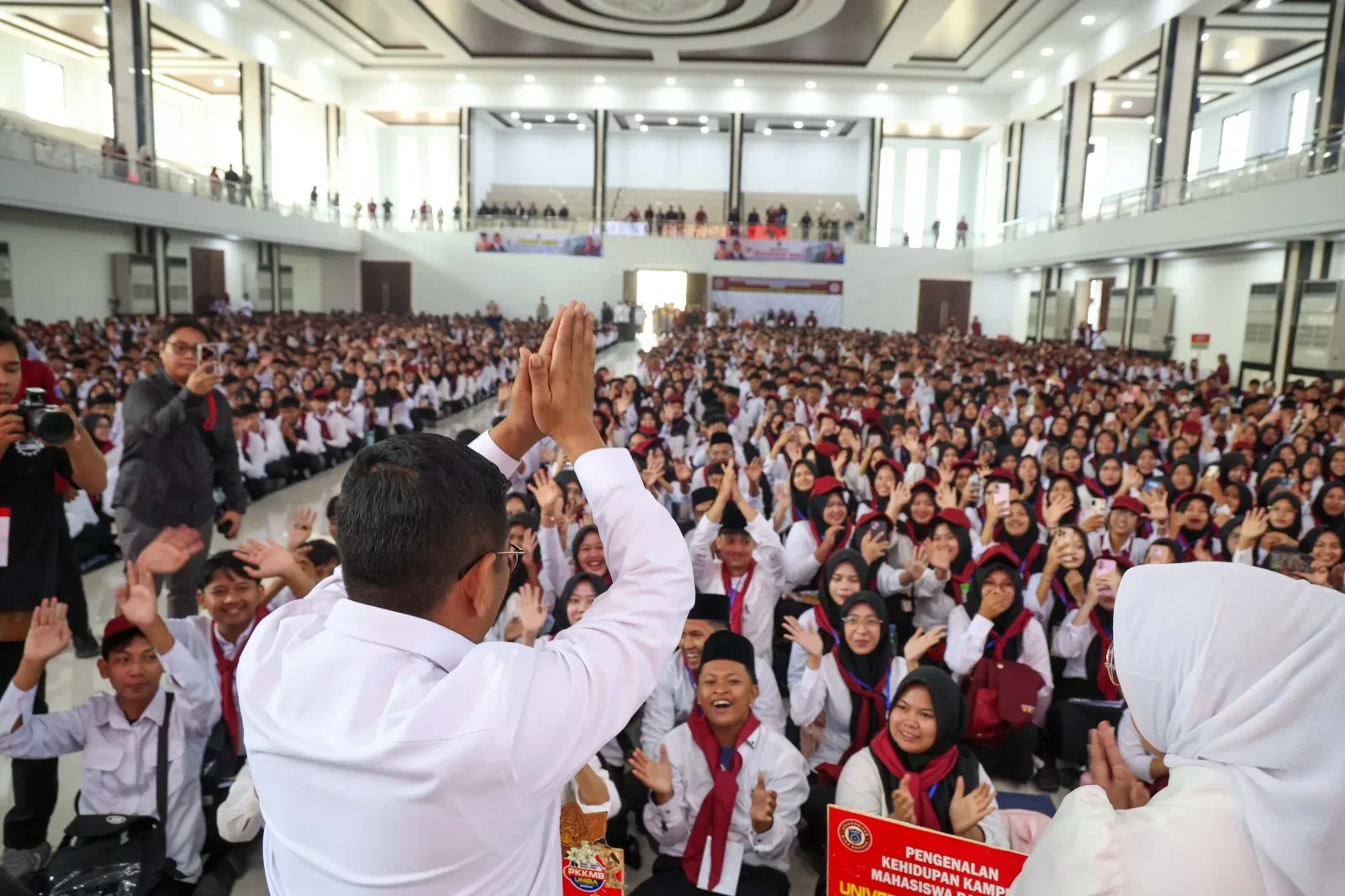 Dulu Tak Mampu Langsung Kuliah, Kini Andra Soni Motivasi 4.966 Mahasiswa Uniba