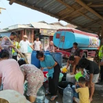 Abu Vulkanik Menebal, Polsek Cikande Semprot Jalan dan Kirim 8.000 Liter Air