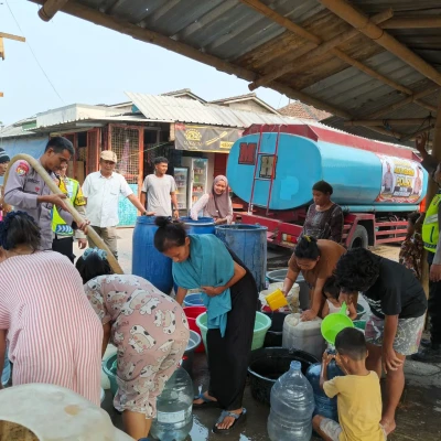 Abu Vulkanik Menebal, Polsek Cikande Semprot Jalan dan Kirim 8.000 Liter Air