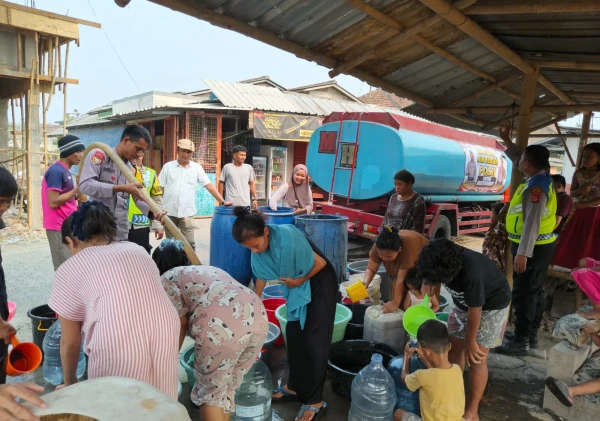 Abu Vulkanik Menebal, Polsek Cikande Semprot Jalan dan Kirim 8.000 Liter Air