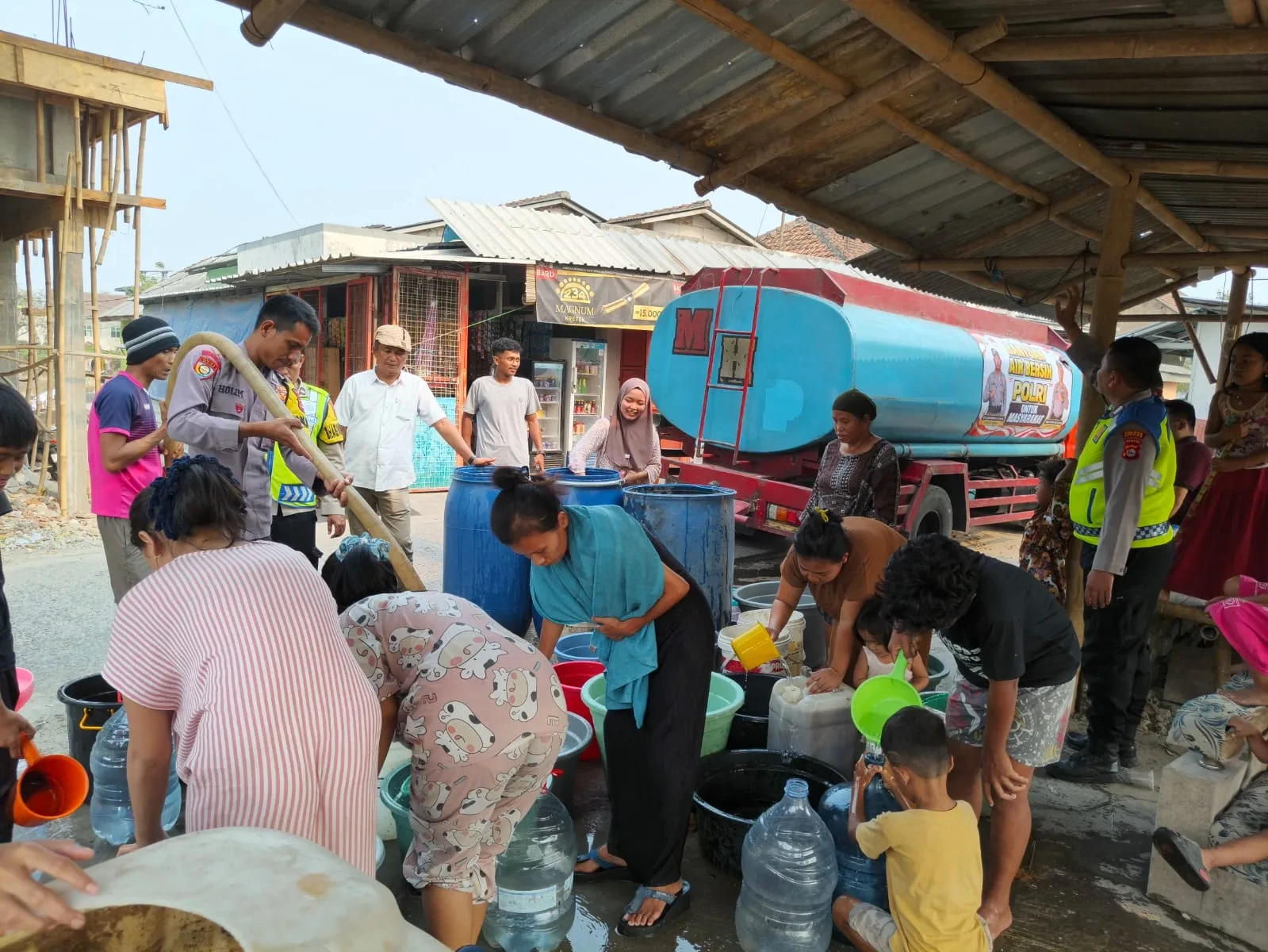 Abu Vulkanik Menebal, Polsek Cikande Semprot Jalan dan Kirim 8.000 Liter Air