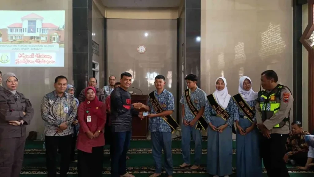 Kalapas Batang dan Jajaran Hadiri Penyuluhan Hukum “Jaksa Masuk Sekolah”