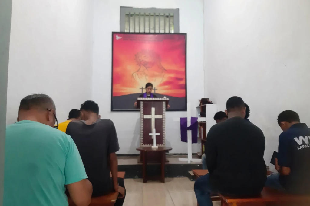 Warga Binaan Lapas Bandanaira Khidmat Jalani Pembinaan Rohani Kristen