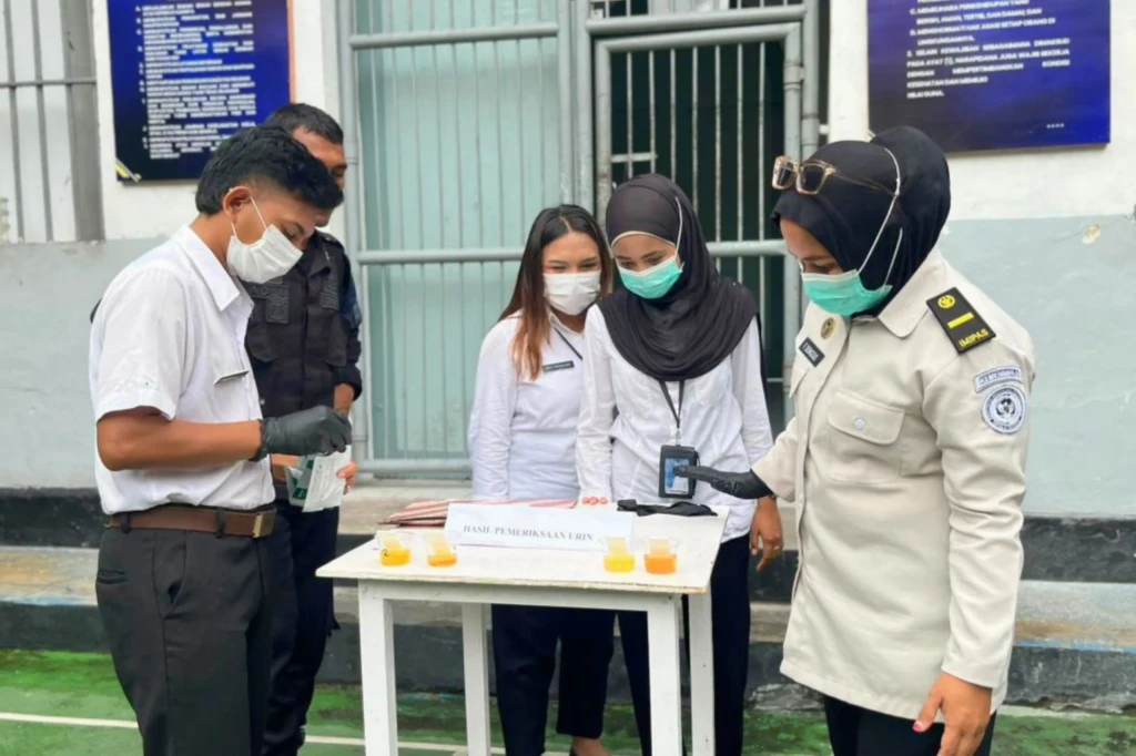 Deteksi Dini Penyalahgunaan Narkoba, Lapas Bandanaira Tes Urine Petugas dan Warga Binaan