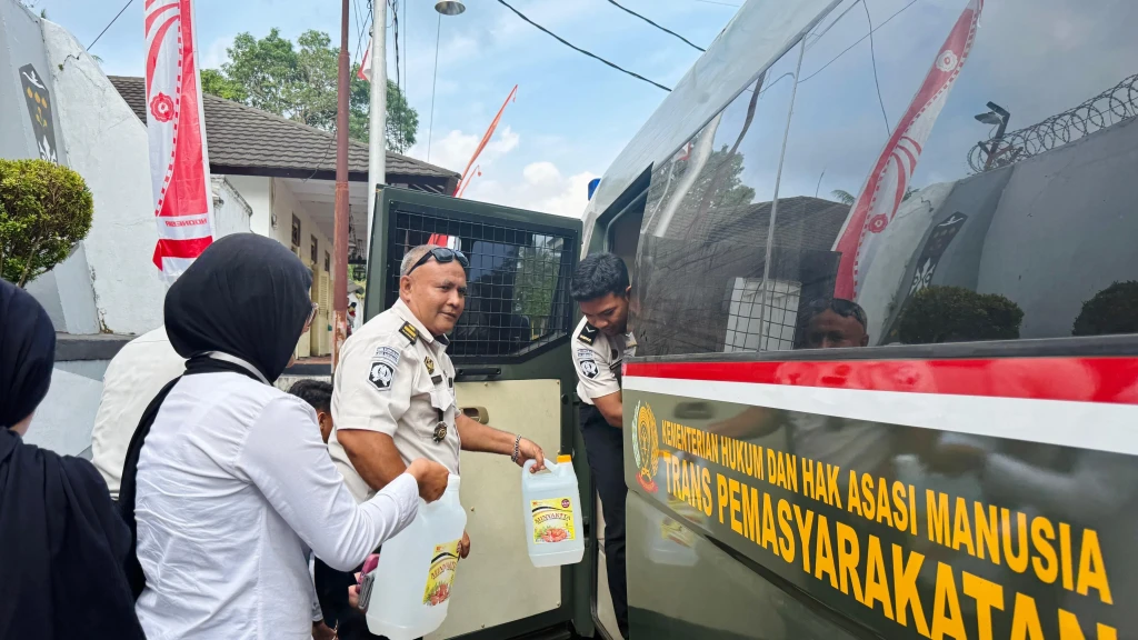 Peduli Sesama, Lapas Bandanaira Salurkan Air Bersih untuk Warga Terdampak Kekeringan di Pulau Ay dan Pulau Rhun ‎
