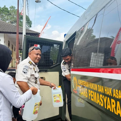 Peduli Sesama, Lapas Bandanaira Salurkan Air Bersih untuk Warga Terdampak Kekeringan di Pulau Ay dan Pulau Rhun ‎