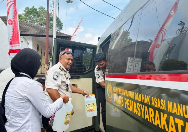 Peduli Sesama, Lapas Bandanaira Salurkan Air Bersih untuk Warga Terdampak Kekeringan di Pulau Ay dan Pulau Rhun ‎