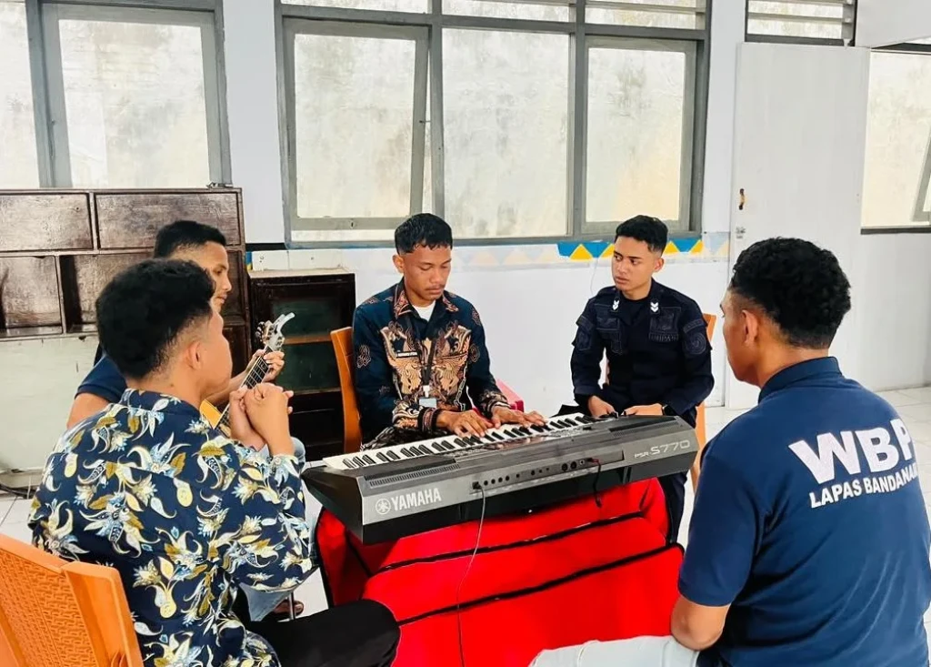 Kembangkan Bakat Bermusik, Lapas Bandanaira Fasilitasi Warga Binaan Bermain Musik Bersama