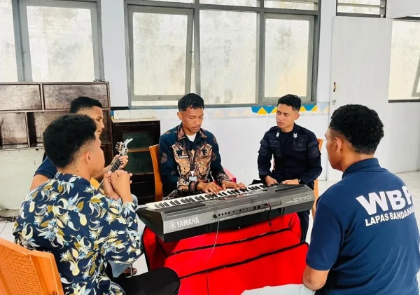 Kembangkan Bakat Bermusik, Lapas Bandanaira Fasilitasi Warga Binaan Bermain Musik Bersama