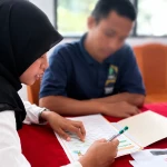 Tingkatkan Literasi, Warga Binaan Lapas Bandanaira Belajar Baca Tulis
