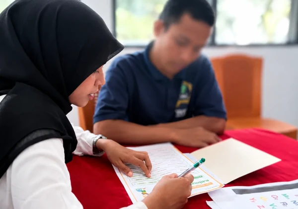 Tingkatkan Literasi, Warga Binaan Lapas Bandanaira Belajar Baca Tulis