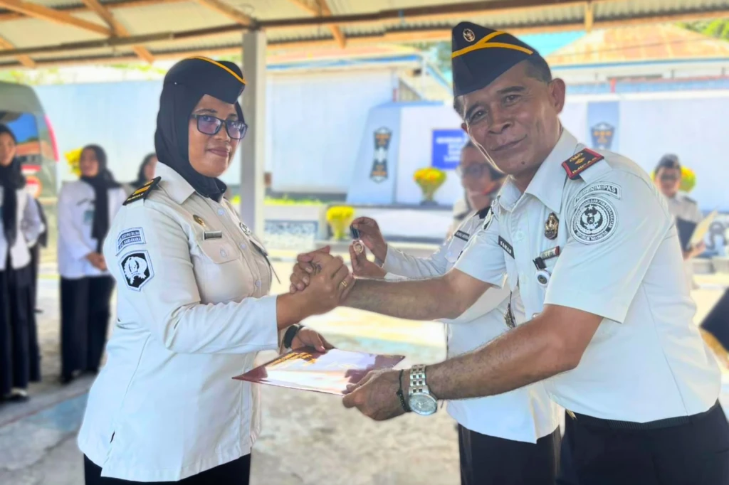 Dua Dekade Pengabdian, Petugas Lapas Bandanaira Raih Penghargaan Satyalancana Karya Satya XX