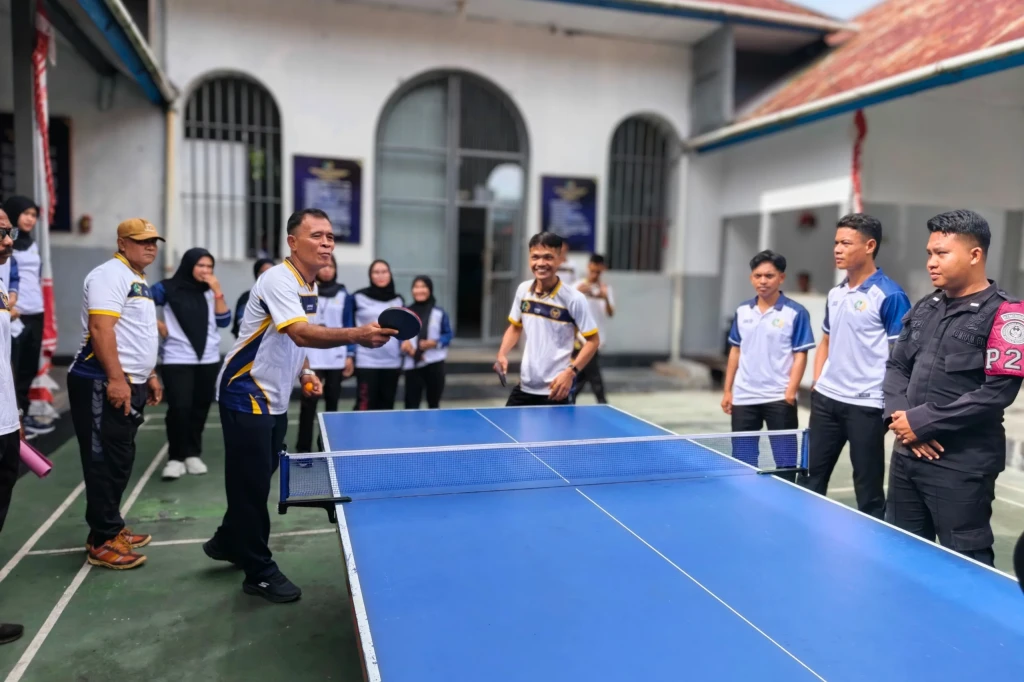 Semarak HBP ke-62, Lapas Bandanaira Gelar Lomba Tenis Meja Pegawai dan Warga Binaan