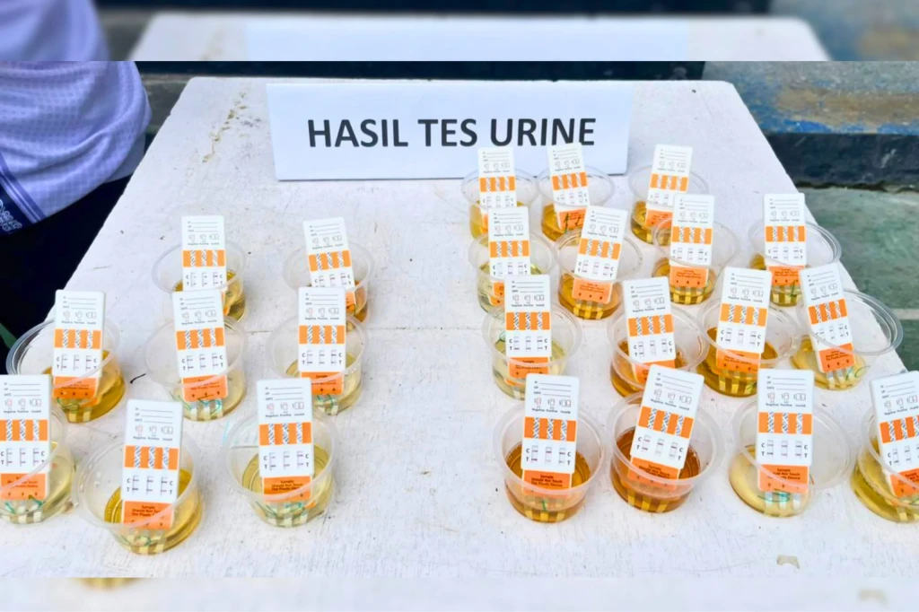 Perkuat Komitmen Zero Narkoba, Lapas Bandanaira Tes Urine Petugas dan Warga Binaan Jelang HBP ke-62