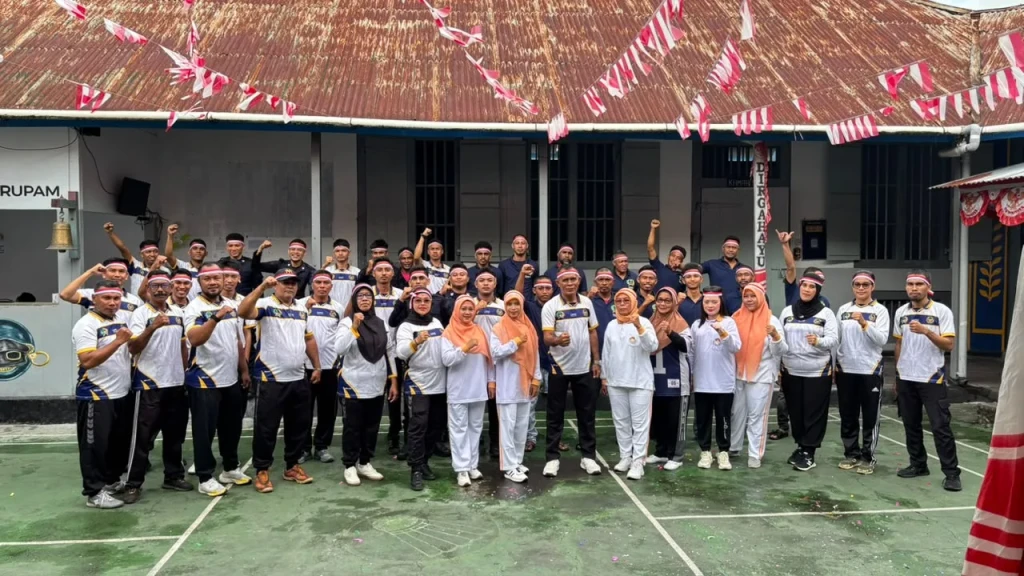 Semarak HUT ke-81 Kemerdekaan RI, Petugas dan Warga Binaan Lapas Bandanaira Kompak Kenakan Ikat Kepala Merah Putih