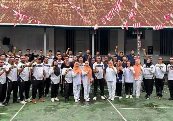 Semarak HUT ke-81 Kemerdekaan RI, Petugas dan Warga Binaan Lapas Bandanaira Kompak Kenakan Ikat Kepala Merah Putih