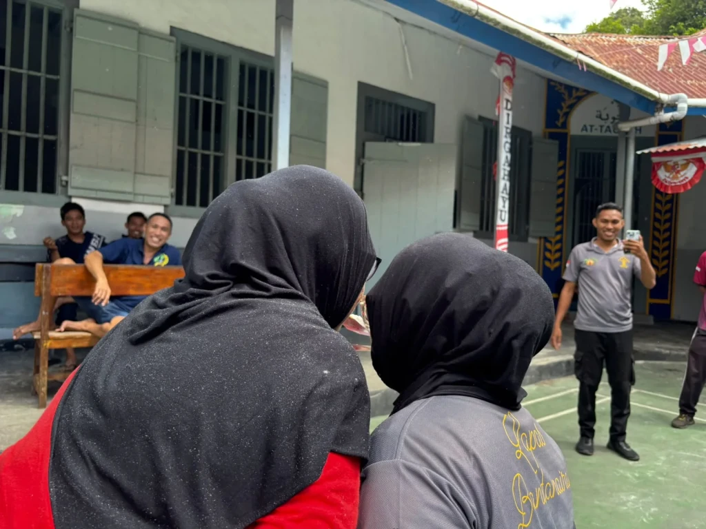 Semarak HUT RI ke-81, Peserta Magang dan DWP Lapas Bandanaira Adu Seru Lomba Estafet Tepung